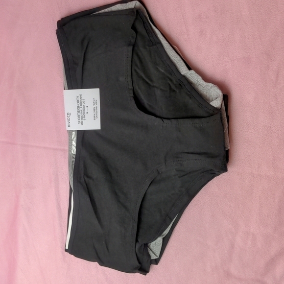 Divided H&M 5 Pack Shortie Mid Rise Panties size Medium - Picture 1 of 4
